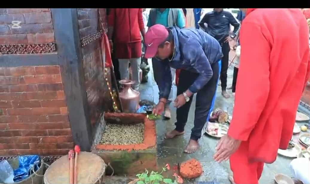 खाँडादेवी मन्दिरमा जमरा राख्दै कोषका अध्यक्ष